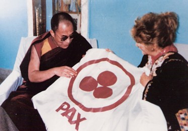 Recordando la Entrega de la Bandera de la Paz al Dalai Lama en Dharamsala, India