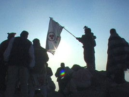 La Bandera de la Paz en la Cima de la Peña Mágica de Bernal-Querétaro